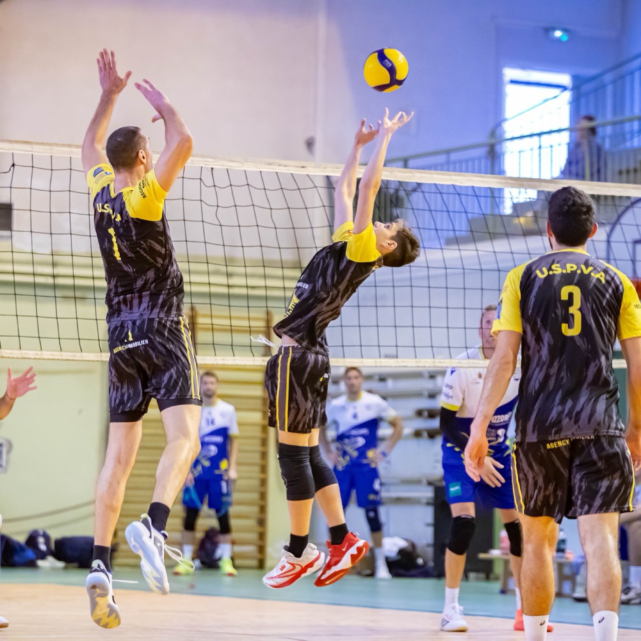 Action de jeu lors d'un match de l'USPVA au gymnase